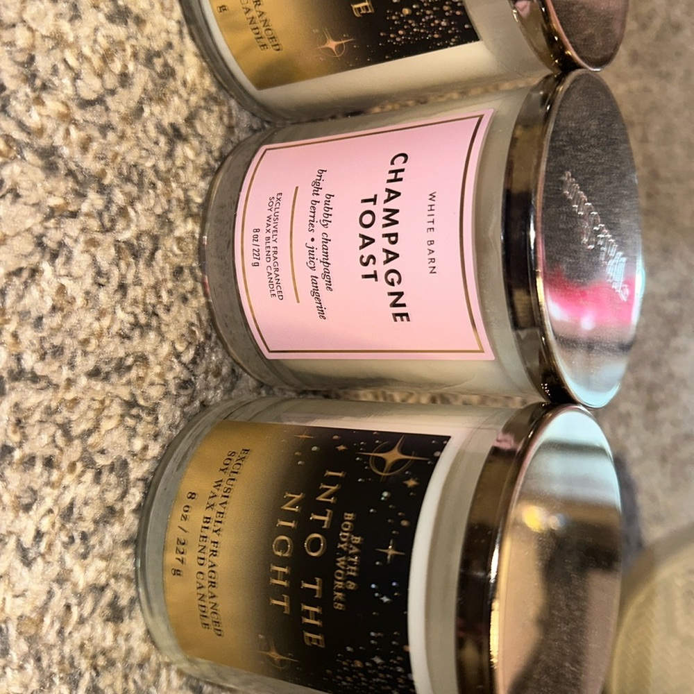 Hello I am selling a bundle of candles from bath and body works !!!
